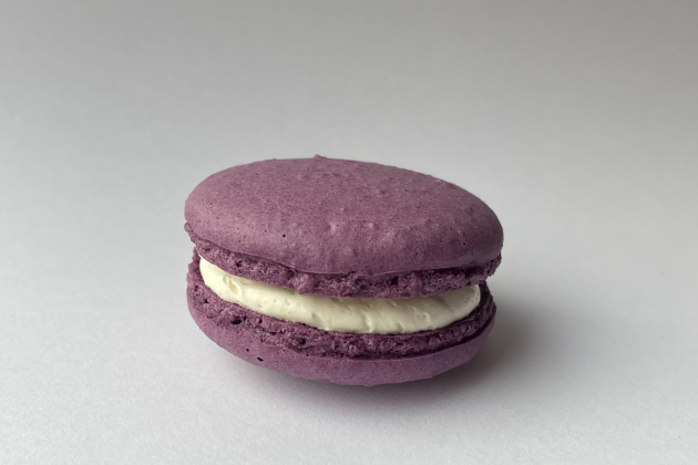 Passion fruit makronka