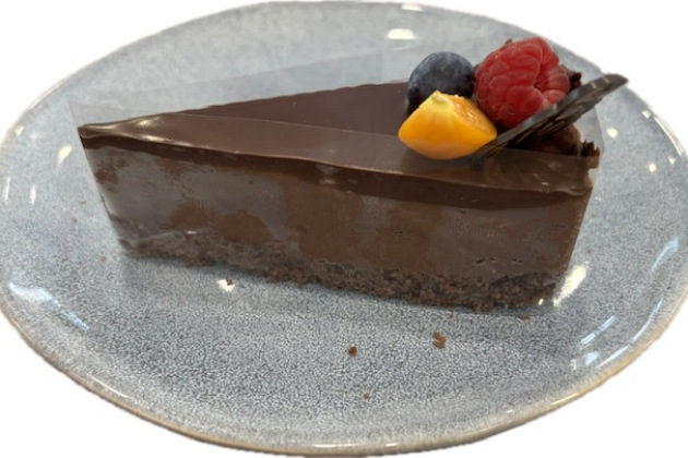 Čokoládový cheesecake s ovocem