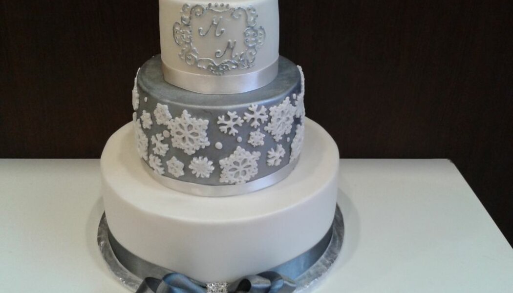 Stříbrný svatební dort s vločkami