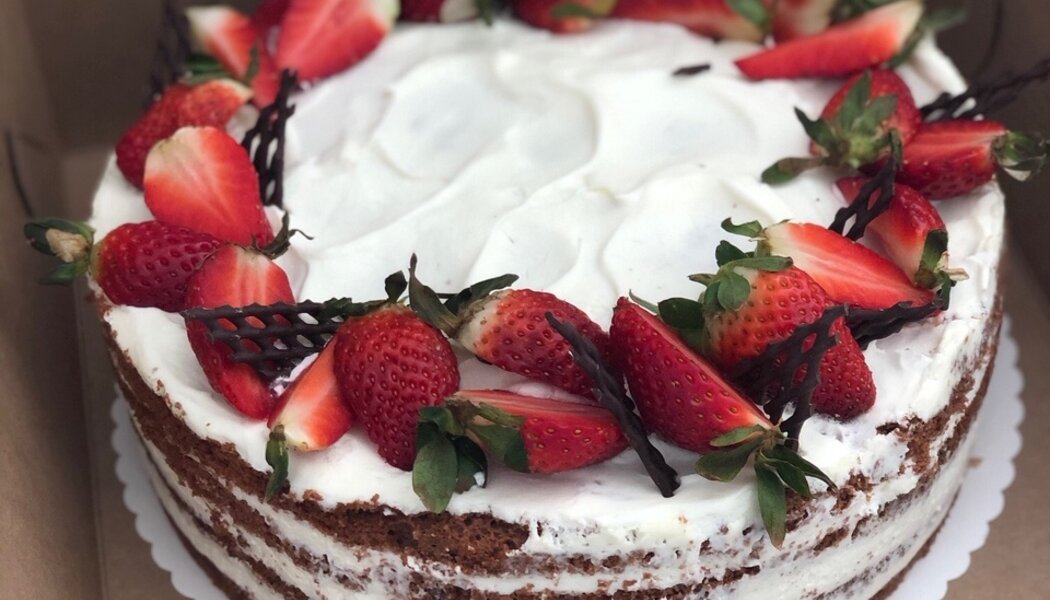 Naked cake - "nahý dort" s jahodami