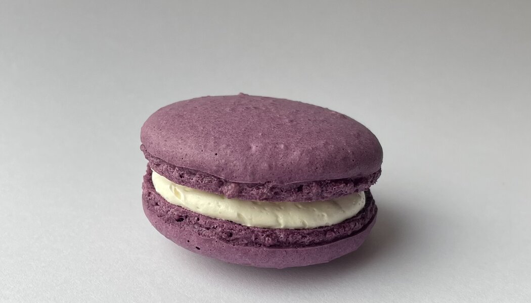 Passion fruit makronka