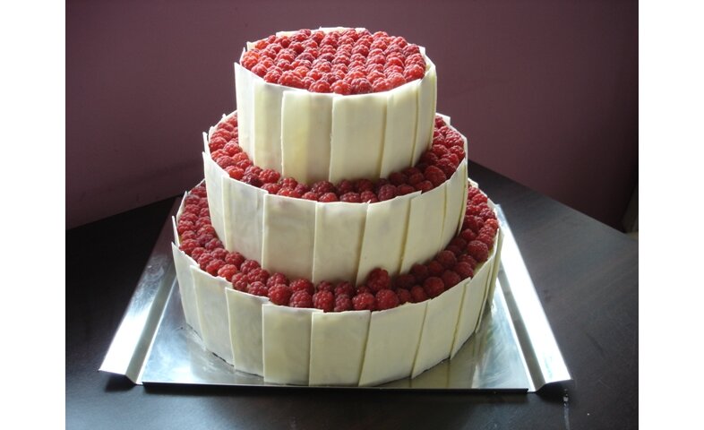 Svatební dort s malinami a plátky bílé čokolády