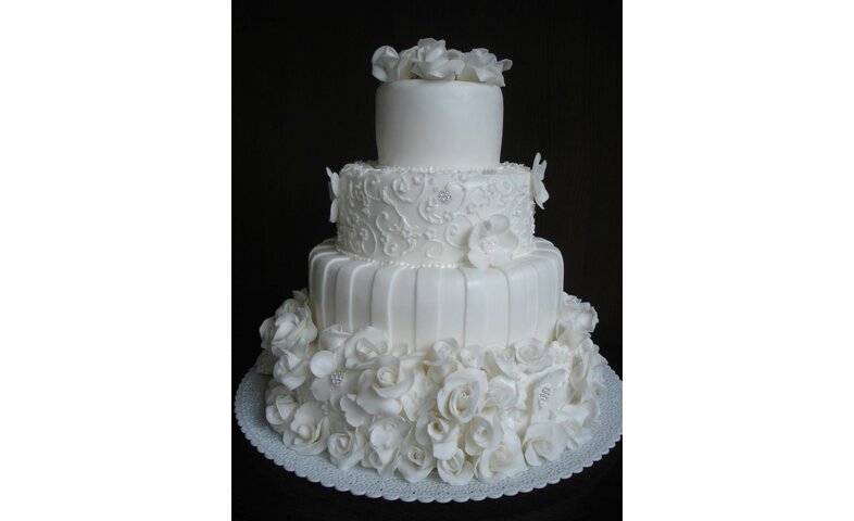 Bílý svatební dort s ružičkami