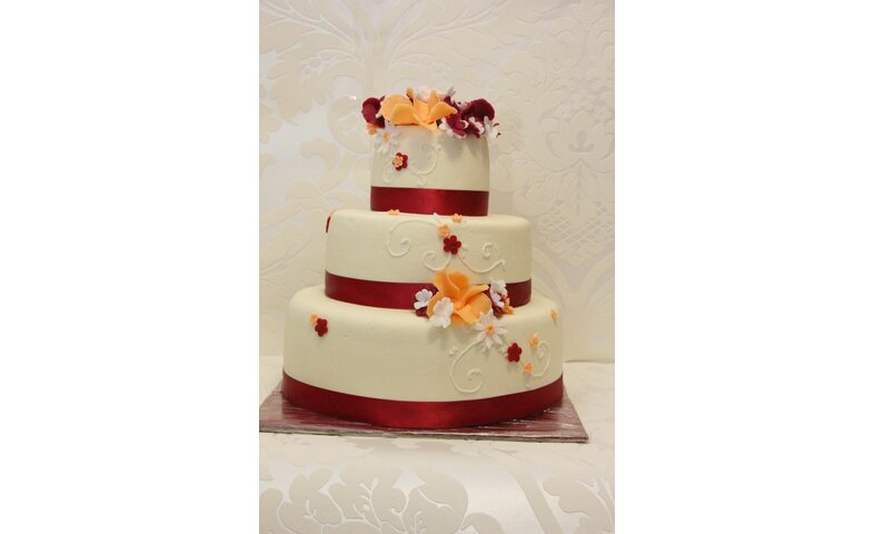 Svatební dort s oranžovým a vínovým zdobením Svatební dort s oranžovým a vínovým zdobením