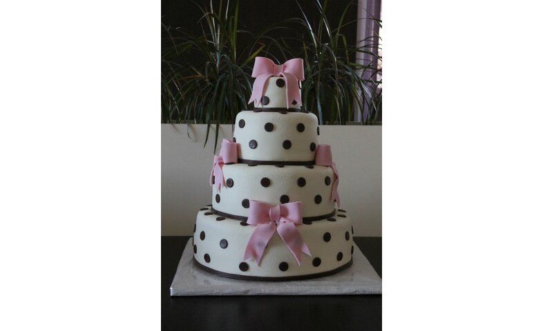 Svatební puntíkatý dort s mašlemi