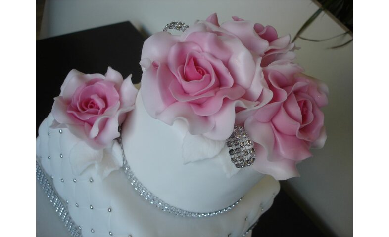 Svatební dort s kamínky s růžemi