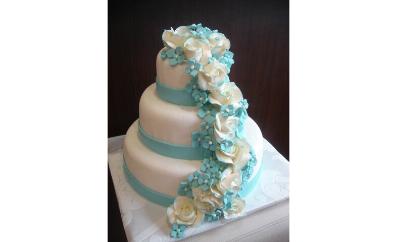 Bleděmodrý s kvítky hortenzie