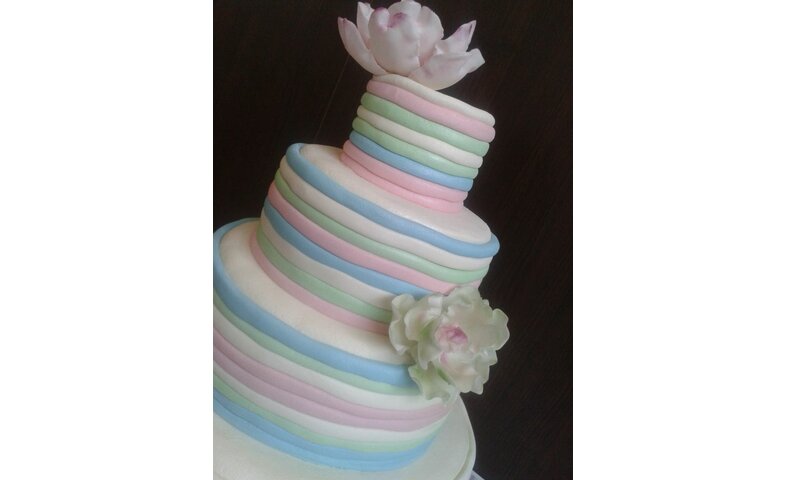 Pruhovaný svatební dort