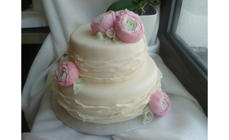 Svatební dort s květy pryskyřníku