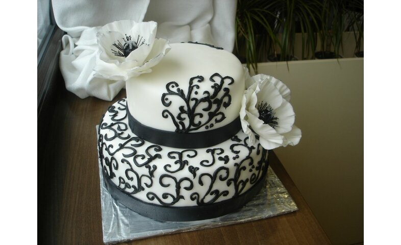 Černo-bílý svatební s vlčími máky