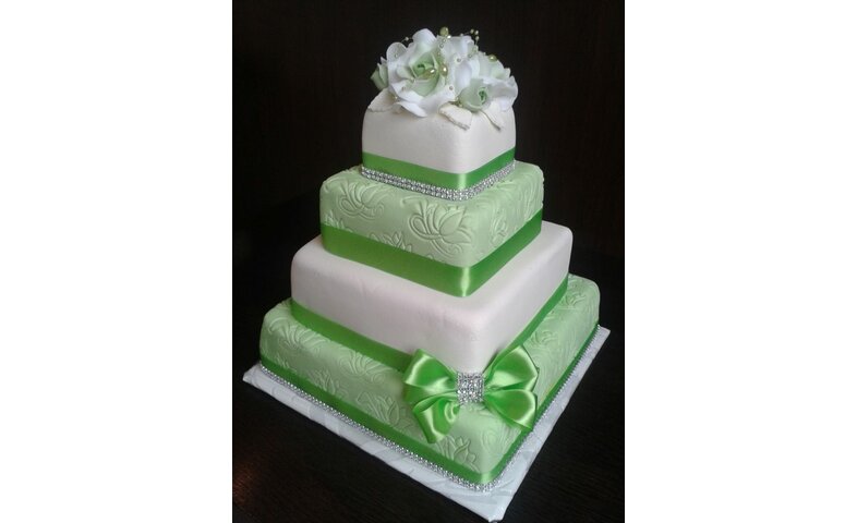 Zelenkavý svatební dort s růžemi a kamínky