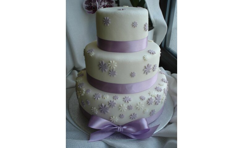 Svatební s fialkovými kytičkami Svatební s fialkovými kytičkami