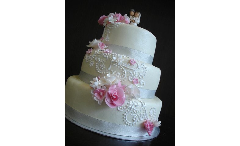Bílo-růžový dort s drobnými kvítky