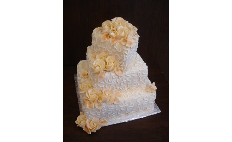 Třípatrový s bohatým bílkový  zdobením a růžemi