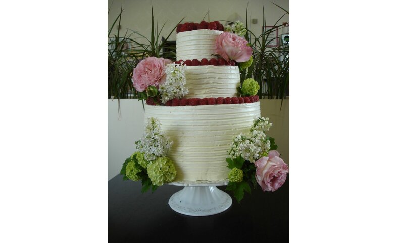 Svatební zdobený máslovým krémem a živými květy Svatební zdobený máslovým krémem a živými květy