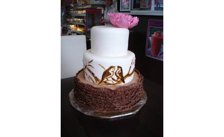 Svatební dort s ptáčky a pivoňkou