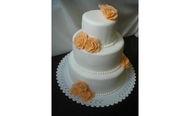 Svatební bílý dort s meruňkovými růžemi Svatební bílý dort s meruňkovými růžemi