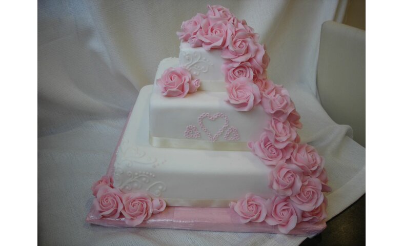 Svatební bílý s vodopádem růží Svatební bílý s vodopádem růží