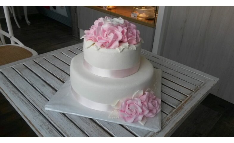 Dvoupatrový svatební s růžemi Dvoupatrový svatební s růžemi