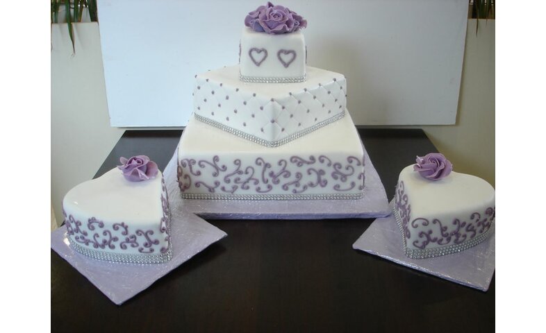 Svatební dort hranatý s růžemi