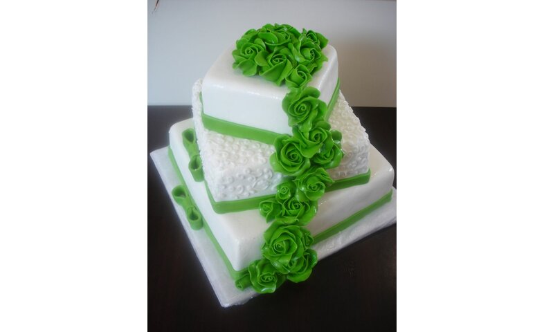 Svatební dort se zelenými růžemi