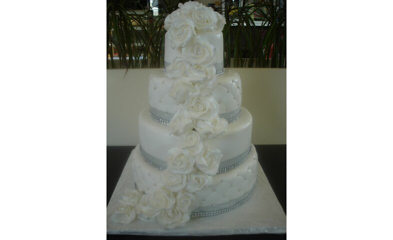 Svatební stříbrný dort s vodopádem růží