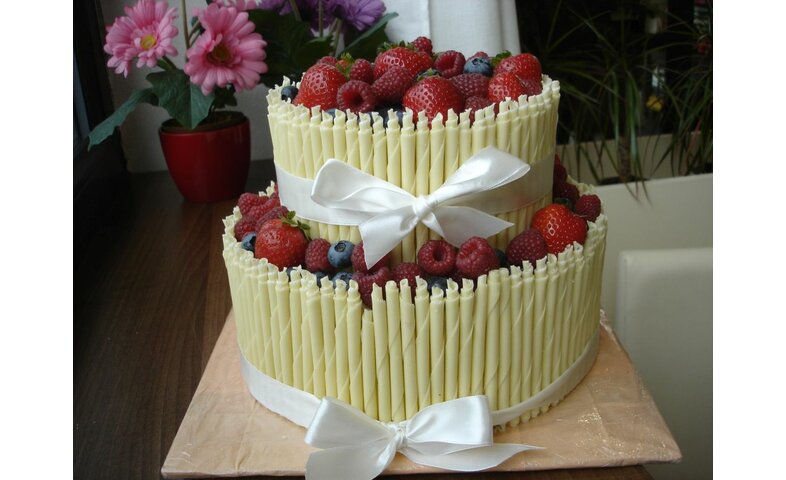 Svatební ovocný dort s čokoládovými cigaretkami Svatební ovocný dort s čokoládovými cigaretkami