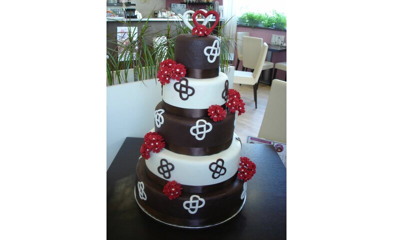 Pětipatrový svatební dort se srdíčky