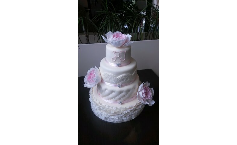 Svatební se třemi pivoňkami