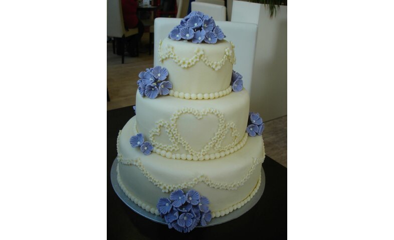 Svatební dort s fialkovými kvítky