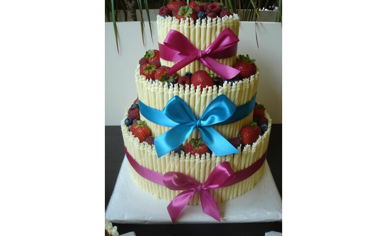 Svatební dort s čokoládovými cigaretkami Svatební dort s čokoládovými cigaretkami