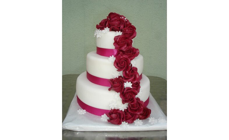 Svatební s vodopádem malinovým růží Svatební s vodopádem malinovým růží