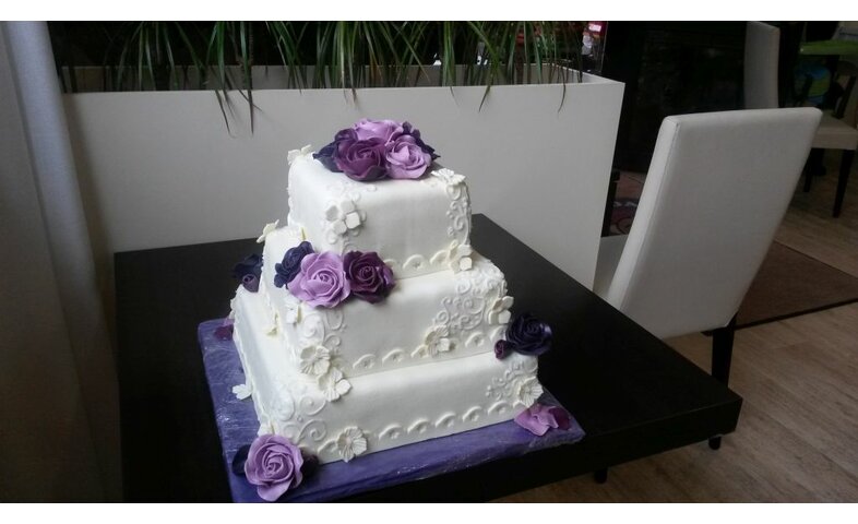 Svatební fialkový dort s růžemi