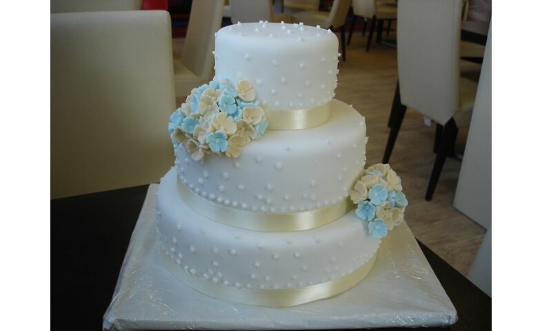 Jemný svatební dort s hortenziemi Jemný svatební dort s hortenziemi