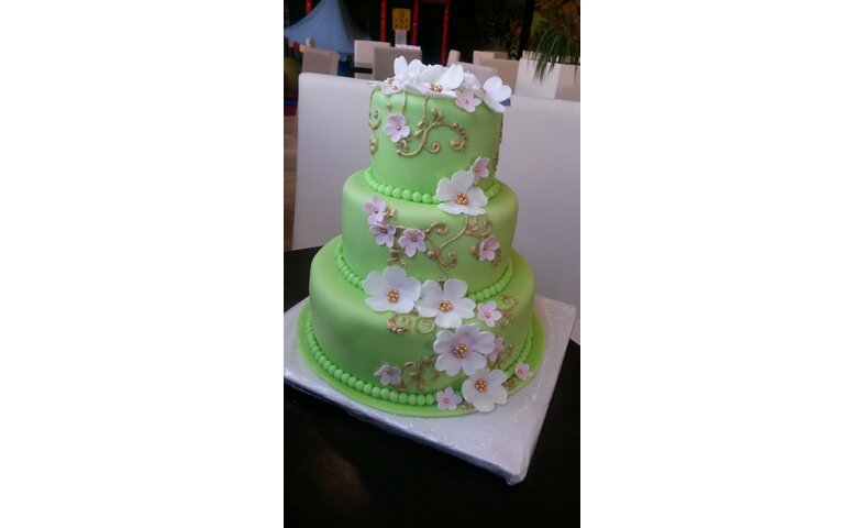 Svatební zelený se zlatobílými květy Svatební zelený se zlatobílými květy