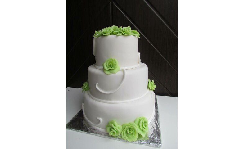 Svatební dort se světle zelenými růžemi