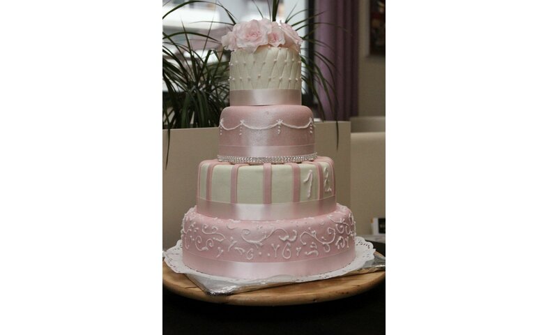 Čtyřpatrový svatební dort růžový