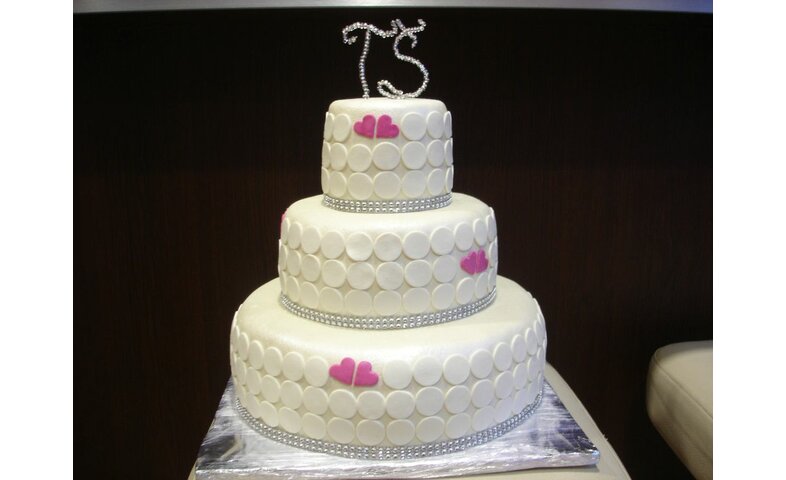 Svatební dort s bílými puntíky