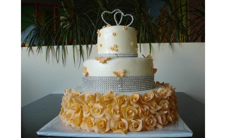 Svatební dort s růžemi 