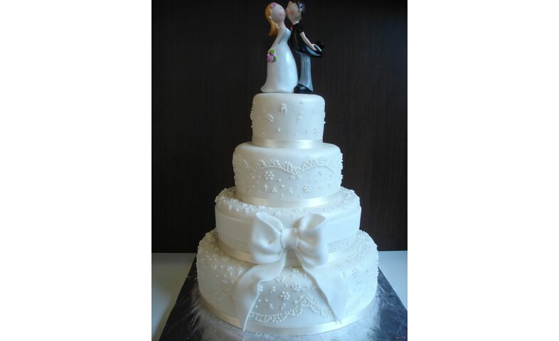 Sněhově bílý svatební dort s mašlí