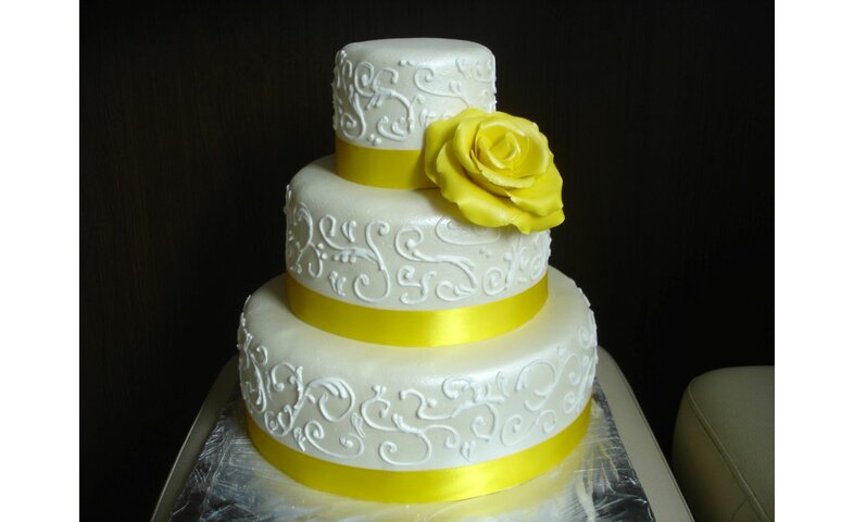 Svatební dort se žlutou růží