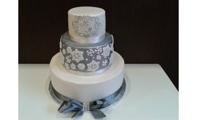 Stříbrný svatební dort s vločkami