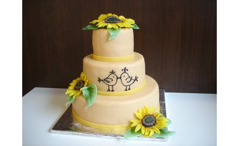 Svatební dort se slunečnicemi