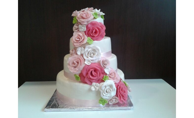 Svatební dort s vodopádem růží Svatební dort s vodopádem růží