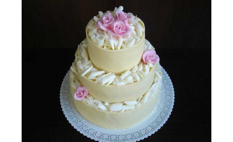 Svatební dort s plastickou čokoládou a hoblinkami