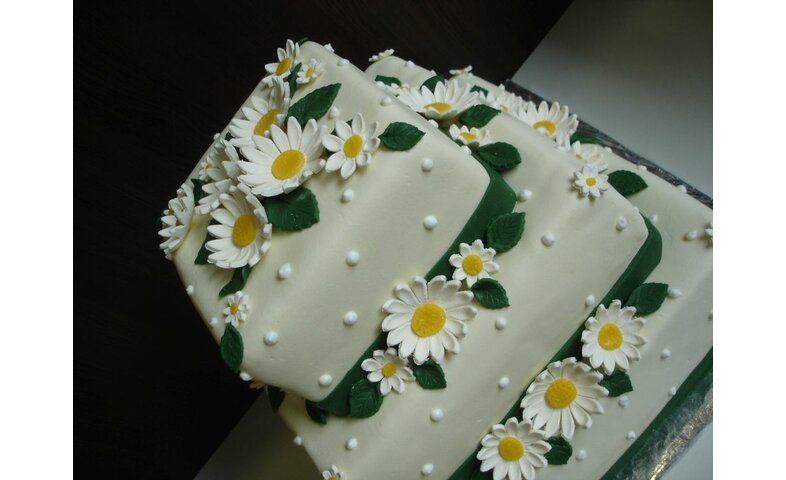 Svatební dort s kopretinami