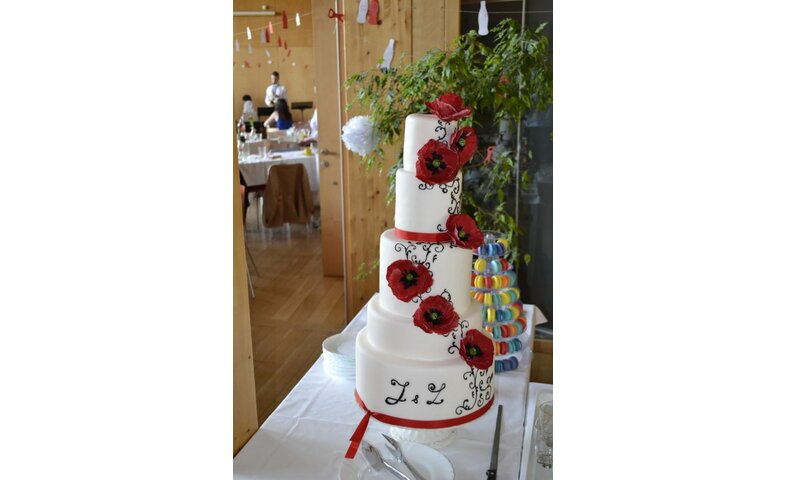 Svatební dort s vlčími máky