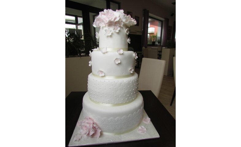 Čtyřpatrový svatební dort s krajkou