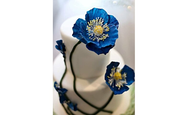 Svatební dort s modrými květy