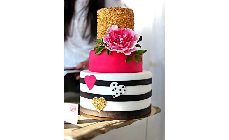 Svatební dort s pivoňkou